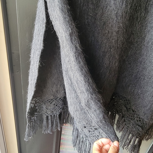 Novica Alpaca Blend Embroidered Floral Cape Fringe Size M Charcoal Made in Peru - Picture 4 of 9